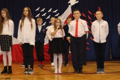 Czwartoklasiści recytują wiersze patriotyczne