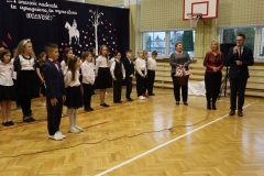 Wójt dziękuje nauczycielowi za przygotowanie akademii