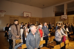 Zebrani goście wykonują jedną z pieśni patriotycznych