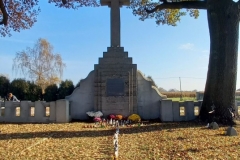 Pomnik główny na cmentarzu wojennym i płonące znicze