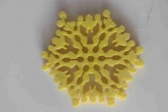 żółta śnieżynka wykonana techniką druku 3D na drukarce 3D .