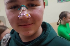 Chłopiec z przyklejonym wzorkiem z piegów na nosie