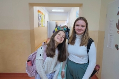 Dwie dziewczynki z kolorowymi piegami na twarzach