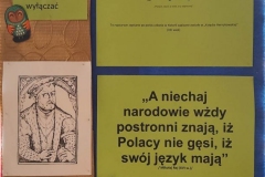 Zdjęcie przedstawia plakat promujący Międzynarodowy Dzień Języka Ojczystego. Na plakacie widnieje portret Mikołaja Reja i zdanie: „A niechaj narodowie wżdy postronni znają, iż Polacy nie gęsi, iż swój język mają”. Zamieszczono również zdanie „Daj, ać ja pobruczę, a ty poczywaj”.