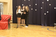 Trzy dziewczynki śpiewają kolędę