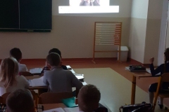 Uczniowie oglądający nagranie koncertu