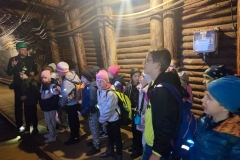 Uczniowie w kopalni słuchają przewodnika