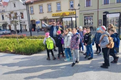 Dzieci zwiedzają rynek w Bochni