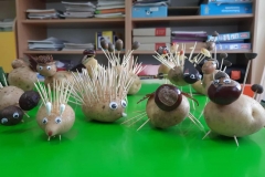 Zdjęcie przedstawia zwierzątka wykonane z ziemniaków.