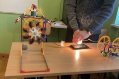 Nauczyciel prezentuje wykorzystanie energii słonecznej do uruchomienia karuzeli