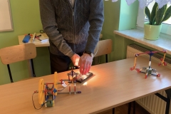 Nauczyciel prezentuje działanie energii słonecznej wykorzystując robota z klocków