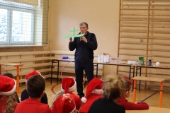 Nauczyciel prezentuje mały zielony samolocik