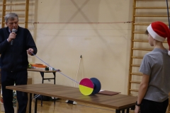 Chłopiec przygląda się uruchamianemu za pomocą sznurka walcowi