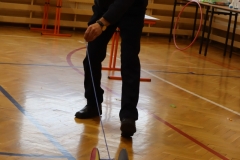 Mężczyzna ciągnie za sznurek jadący po podłodze walec