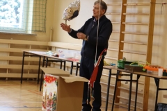 Nauczyciel stoi przed kartonowym pudłem