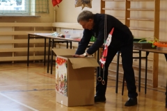 Mężczyzna szuka czegoś w kartonowym pudle