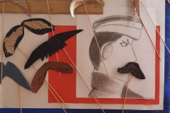 Zdjęcie przedstawia prace plastyczne uczniów – cztery abstrakcje biało-czerwone oraz portret z profilu J. Piłsudskiego.