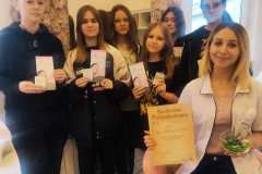 Grupa uczennic wraz z panią kosmetolog w salonie kosmetycznym