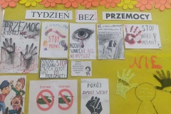 Gazetka antyprzemocowa zawierająca prace uczniów na temat przemocy