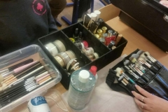 Wnętrze kuferka  - zestawu, w którym są umieszczone kosmetyki przeznaczone do wykonywania makijażu