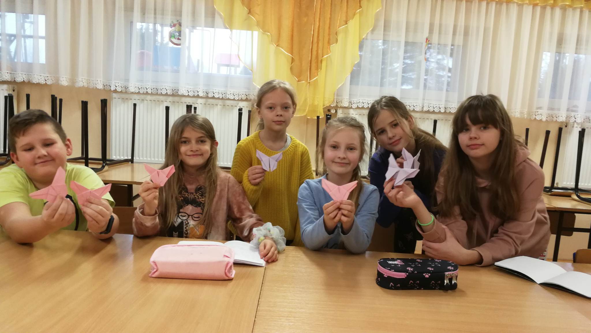 Sześć uczennic z wykonanymi metodą origami motylkami